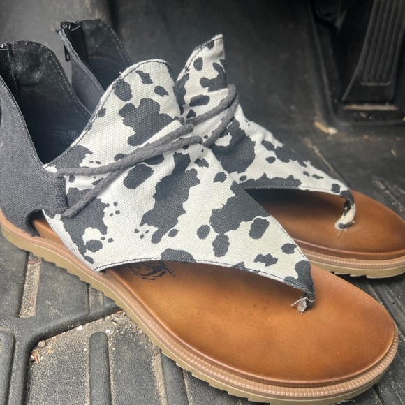 Angelika Hooded Cow Print Sandals Canvas from Very G. Size women’s 9. - Picture 3 of 7